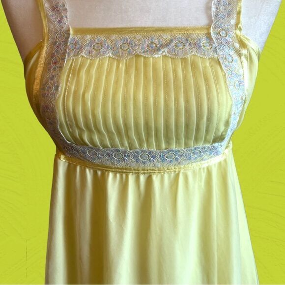 70s vintage nylon chiffon yellow night gown - Picture 3 of 10